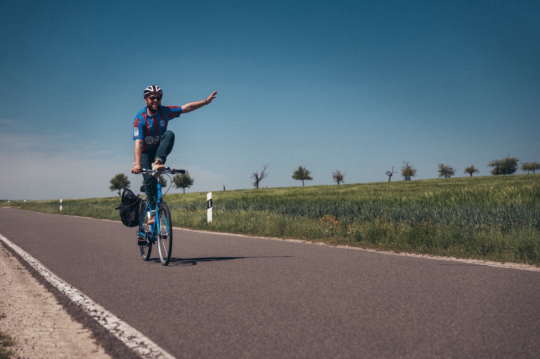 Pierre Gallon à vélo sur les Chemins de Bach